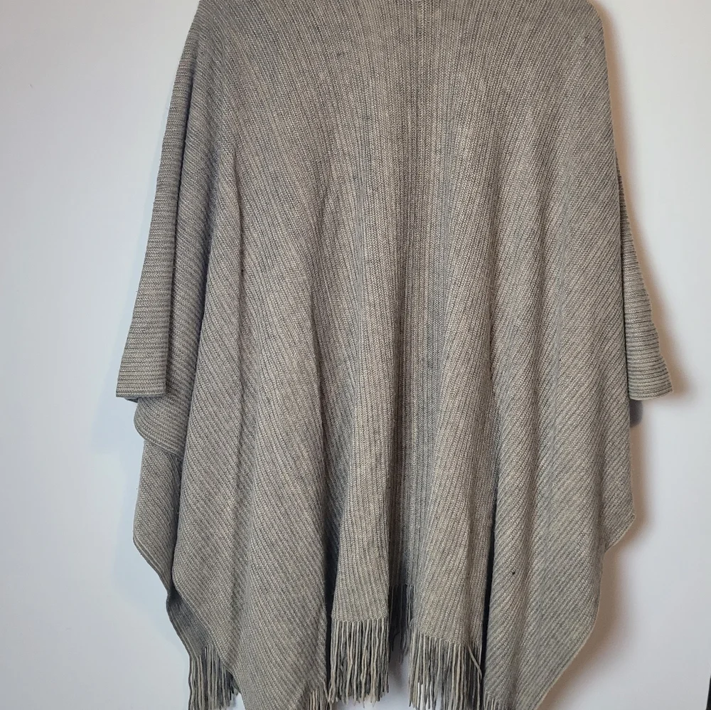 Steve Madden Gray Brown Shawl One Size Fits Most Fringed Hem Pockets
